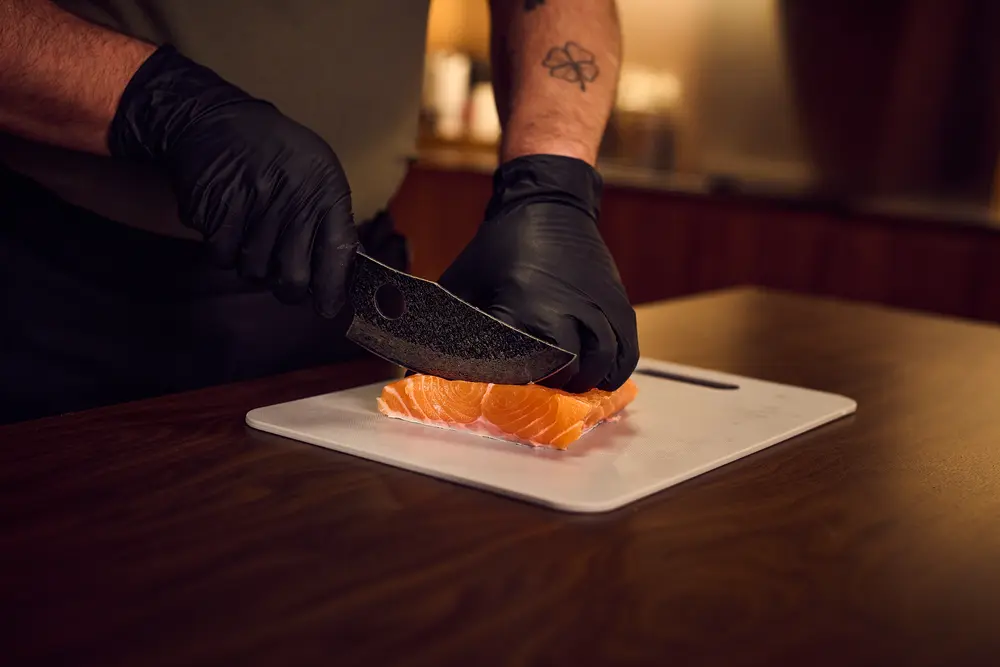 Preparing fish with the hand-forged knife